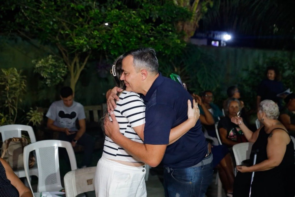 Abraço fraterno com moradora da comunidade
