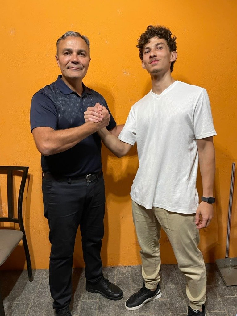 Aperto de mão firme com jovem apoiador
