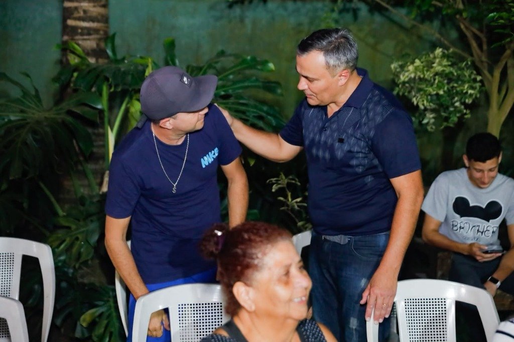 Professor Anderson conversando com jovem apoiador