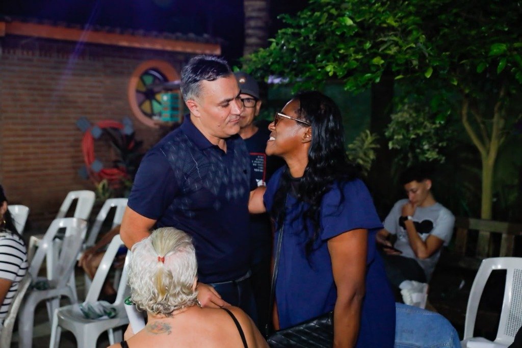 Diálogo olho no olho com mulher da comunidade